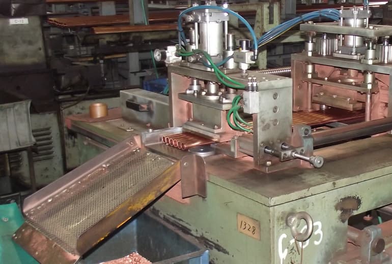 プレス材料切り出し加工