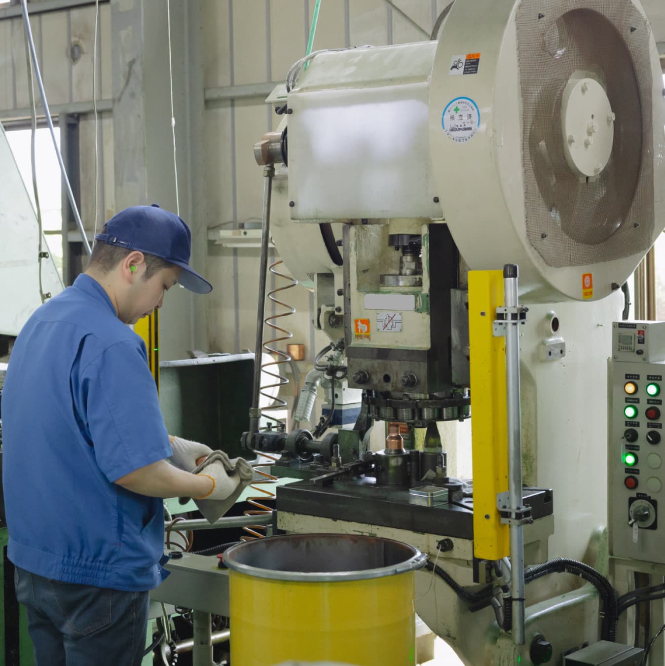 昭和製作所スタッフ作業中の画像